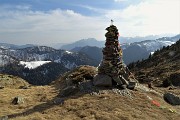 81 All'alto omone di pietre del Rif. Balicco con vista sul sent. 124 a dx